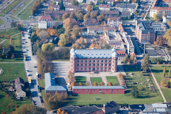 Vue aérienne de Université du Château de Gottesaue - Université de musique à le quartier Oststadt in Karlsruhe dans le département Bade-Wurtemberg, Allemagne