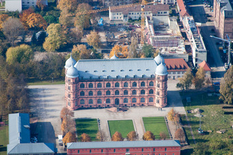 Vue aérienne de Château de Gottesaue (Académie de musique) à le quartier Oststadt in Karlsruhe dans le département Bade-Wurtemberg, Allemagne
