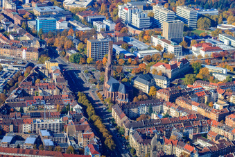 Vue aérienne de Église Saint-Bernard sur la Durlacher Allee à le quartier Oststadt in Karlsruhe dans le département Bade-Wurtemberg, Allemagne
