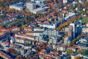 Vue aérienne de Karl-Wilhelm-Platz et Haid-und-Neu-Straße à le quartier Oststadt in Karlsruhe dans le département Bade-Wurtemberg, Allemagne