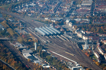 Vue aérienne de Gare centrale à le quartier Südweststadt in Karlsruhe dans le département Bade-Wurtemberg, Allemagne