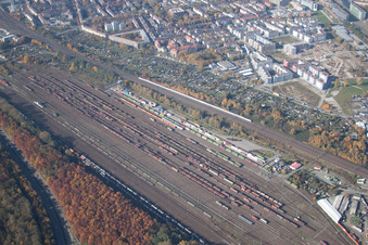 Vue oblique de Gare de marchandises à le quartier Südstadt in Karlsruhe dans le département Bade-Wurtemberg, Allemagne