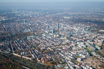 Vue aérienne de Du sud-est à le quartier Innenstadt-West in Karlsruhe dans le département Bade-Wurtemberg, Allemagne