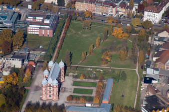 Vue oblique de Université du Château de Gottesaue - Université de musique à le quartier Oststadt in Karlsruhe dans le département Bade-Wurtemberg, Allemagne