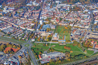 Vue aérienne de Château de Gottesaue et parc Otto Dullenkopf à le quartier Oststadt in Karlsruhe dans le département Bade-Wurtemberg, Allemagne