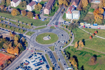 Vue aérienne de Orientation de la circulation du carrefour circulaire (pas de rond-point) et tracé des routes de la Kriegsstraße, de la Wolfahrtsweierer Strasse et de la Stuttgarter Straße à le quartier Südstadt in Karlsruhe dans le département Bade-Wurtemberg, Allemagne