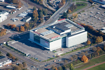 Vue aérienne de Mann Mobilia à le quartier Rintheim in Karlsruhe dans le département Bade-Wurtemberg, Allemagne