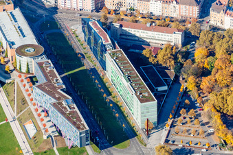 Vue aérienne de Itinéraire de la Ludwig-Erhard-Allee avec Scheck-In Center, Volksbank Karlsruhe eG - Siège social, Friedrich-List-Schule dans le quartier d'Oststadt à le quartier Südstadt in Karlsruhe dans le département Bade-Wurtemberg, Allemagne