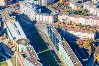 Vue aérienne de Itinéraire de la Ludwig-Erhard-Allee avec Scheck-In Center, Volksbank Karlsruhe eG - Siège social, Friedrich-List-Schule dans le quartier d'Oststadt à le quartier Südstadt in Karlsruhe dans le département Bade-Wurtemberg, Allemagne