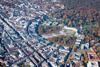 Vue aérienne de Le château de Karlsruhe au centre du cercle à le quartier Innenstadt-Ost in Karlsruhe dans le département Bade-Wurtemberg, Allemagne