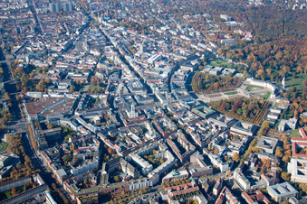Vue aérienne de Le château de Karlsruhe au centre du cercle à le quartier Innenstadt-Ost in Karlsruhe dans le département Bade-Wurtemberg, Allemagne