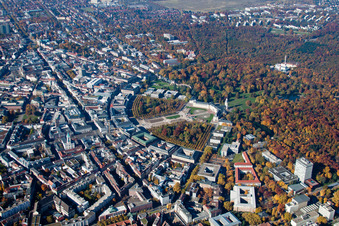 Vue aérienne de Parc du Palais et Palais de Karlsruhe et Cercle à le quartier Innenstadt-Ost in Karlsruhe dans le département Bade-Wurtemberg, Allemagne