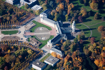 Vue aérienne de Parc du château Karlsruhe. Le château de Karlsruhe fut construit en 1715 comme résidence du margrave Charles-Guillaume de Bade-Durlach. Il abrite aujourd'hui le Musée d'État de Bade. à le quartier Innenstadt-West in Karlsruhe dans le département Bade-Wurtemberg, Allemagne
