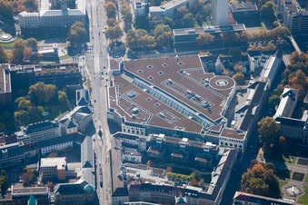 Vue aérienne de Centre Ettlinger Tor à le quartier Innenstadt-West in Karlsruhe dans le département Bade-Wurtemberg, Allemagne