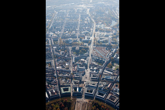 Vue aérienne de Place du marché de Karlstraße à le quartier Innenstadt-West in Karlsruhe dans le département Bade-Wurtemberg, Allemagne