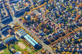 Vue aérienne de Kaiserallee x Hildapromenade Nord, Dragonerhalle à le quartier Weststadt in Karlsruhe dans le département Bade-Wurtemberg, Allemagne