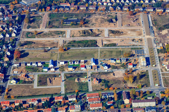 Vue aérienne de Nouvelle zone de développement Keßlauerstraße vue de l'est à le quartier Knielingen in Karlsruhe dans le département Bade-Wurtemberg, Allemagne
