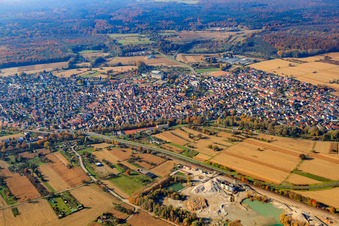 Vue aérienne de Vue de la ville depuis l'est à Hagenbach dans le département Rhénanie-Palatinat, Allemagne