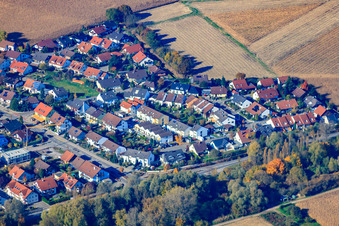 Rue Drachenfels à Hagenbach dans le département Rhénanie-Palatinat, Allemagne du point de vue du drone
