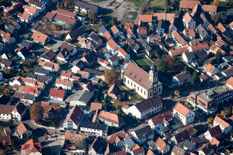 Photographie aérienne de Bâtiment d'église au centre du village à Hagenbach dans le département Rhénanie-Palatinat, Allemagne