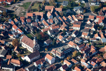 Vue oblique de Bâtiment d'église au centre du village à Hagenbach dans le département Rhénanie-Palatinat, Allemagne