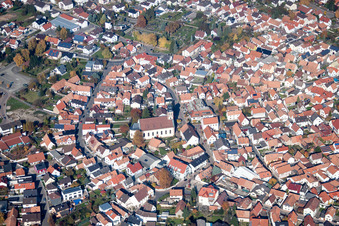 Bâtiment d'église au centre du village à Hagenbach dans le département Rhénanie-Palatinat, Allemagne d'en haut