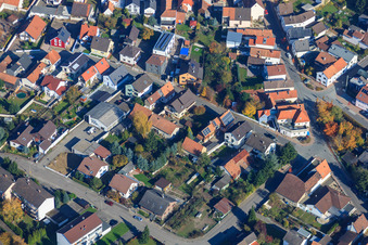 Vue aérienne de Raiffeisenstraße x Konrad-Adenauer-Ring à Hagenbach dans le département Rhénanie-Palatinat, Allemagne