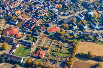 Vue aérienne de École primaire Hainbuchenschule Hagenbach et centre culturel et nouveau cimetière à Hagenbach dans le département Rhénanie-Palatinat, Allemagne