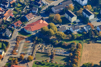 Vue aérienne de École primaire Hainbuchenschule Hagenbach et centre culturel et nouveau cimetière à Hagenbach dans le département Rhénanie-Palatinat, Allemagne