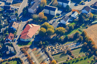 Vue aérienne de Jardin d'enfants municipal de Regenbogen au nouveau cimetière à Hagenbach dans le département Rhénanie-Palatinat, Allemagne
