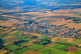 Vue aérienne de Vue du village depuis le sud-est à Minfeld dans le département Rhénanie-Palatinat, Allemagne