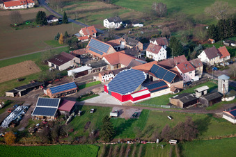 Vue aérienne de Système photovoltaïque rotatif sur une écurie à le quartier Deutschhof in Kapellen-Drusweiler dans le département Rhénanie-Palatinat, Allemagne