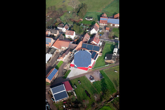 Photographie aérienne de Système photovoltaïque rotatif sur une écurie à le quartier Deutschhof in Kapellen-Drusweiler dans le département Rhénanie-Palatinat, Allemagne