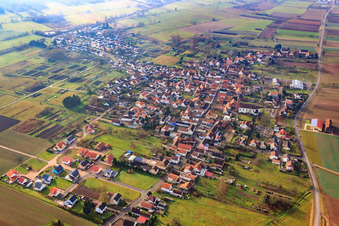 Vue aérienne de Vue du village depuis le nord-est à le quartier Kleinsteinfeld in Steinfeld dans le département Rhénanie-Palatinat, Allemagne
