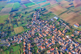 Vue aérienne de Rue principale à Kapsweyer dans le département Rhénanie-Palatinat, Allemagne