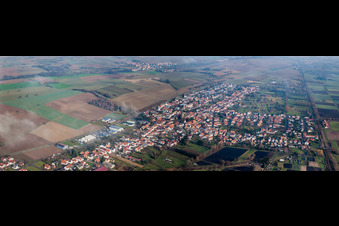 Vue aérienne de Vue panoramique en perspective des rues et des maisons des quartiers résidentiels à Steinfeld dans le département Rhénanie-Palatinat, Allemagne