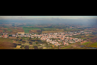 Vue aérienne de Panorama de la vue du village à Steinfeld dans le département Rhénanie-Palatinat, Allemagne
