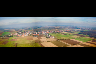 Vue aérienne de Panorama du village vu du sud à Freckenfeld dans le département Rhénanie-Palatinat, Allemagne