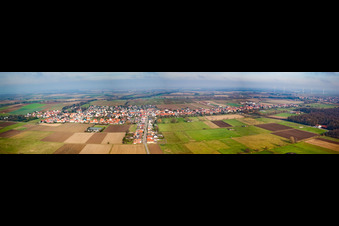 Vue aérienne de Panorama du village vu du sud à Freckenfeld dans le département Rhénanie-Palatinat, Allemagne