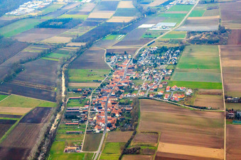Vue aérienne de Vue du village depuis l'est à Herxheimweyher dans le département Rhénanie-Palatinat, Allemagne