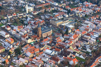 Vue aérienne de Marché de Noël sur la Plätzl et autour de l'église Saint-Georges à Kandel dans le département Rhénanie-Palatinat, Allemagne