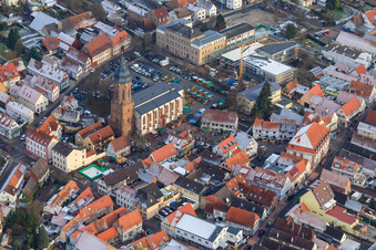 Vue aérienne de Marché de Noël sur la Plätzl et autour de l'église Saint-Georges à Kandel dans le département Rhénanie-Palatinat, Allemagne