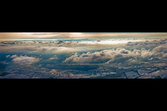 Vue aérienne de Nuages au-dessus du Bienwald à Freckenfeld dans le département Rhénanie-Palatinat, Allemagne