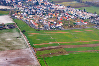 Vue aérienne de Nouvelle zone de développement Am Höhenweg sous la neige à Kandel dans le département Rhénanie-Palatinat, Allemagne