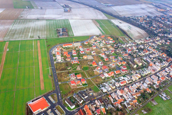 Nouvelle zone de développement Am Höhenweg sous la neige à Kandel dans le département Rhénanie-Palatinat, Allemagne d'en haut
