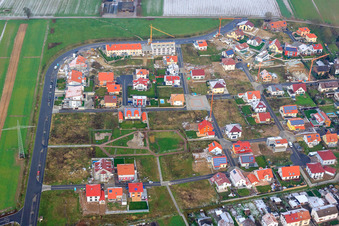 Nouvelle zone de développement Am Höhenweg sous la neige à Kandel dans le département Rhénanie-Palatinat, Allemagne hors des airs