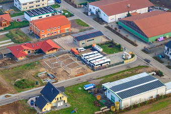 Vue aérienne de Compagnie de bus Henigin à Hatzenbühl dans le département Rhénanie-Palatinat, Allemagne