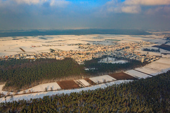 Vue aérienne de Panorama de la ville vue du sud-ouest en hiver avec de la neige à Hatzenbühl dans le département Rhénanie-Palatinat, Allemagne
