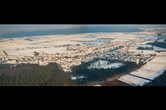 Vue aérienne de Panorama de la ville vue du sud-ouest en hiver avec de la neige à Hatzenbühl dans le département Rhénanie-Palatinat, Allemagne