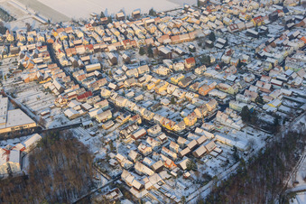 Vue aérienne de Feigenberg en hiver avec de la neige à Hatzenbühl dans le département Rhénanie-Palatinat, Allemagne